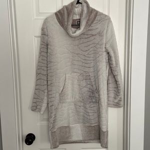 Fluffy dress with front pocket